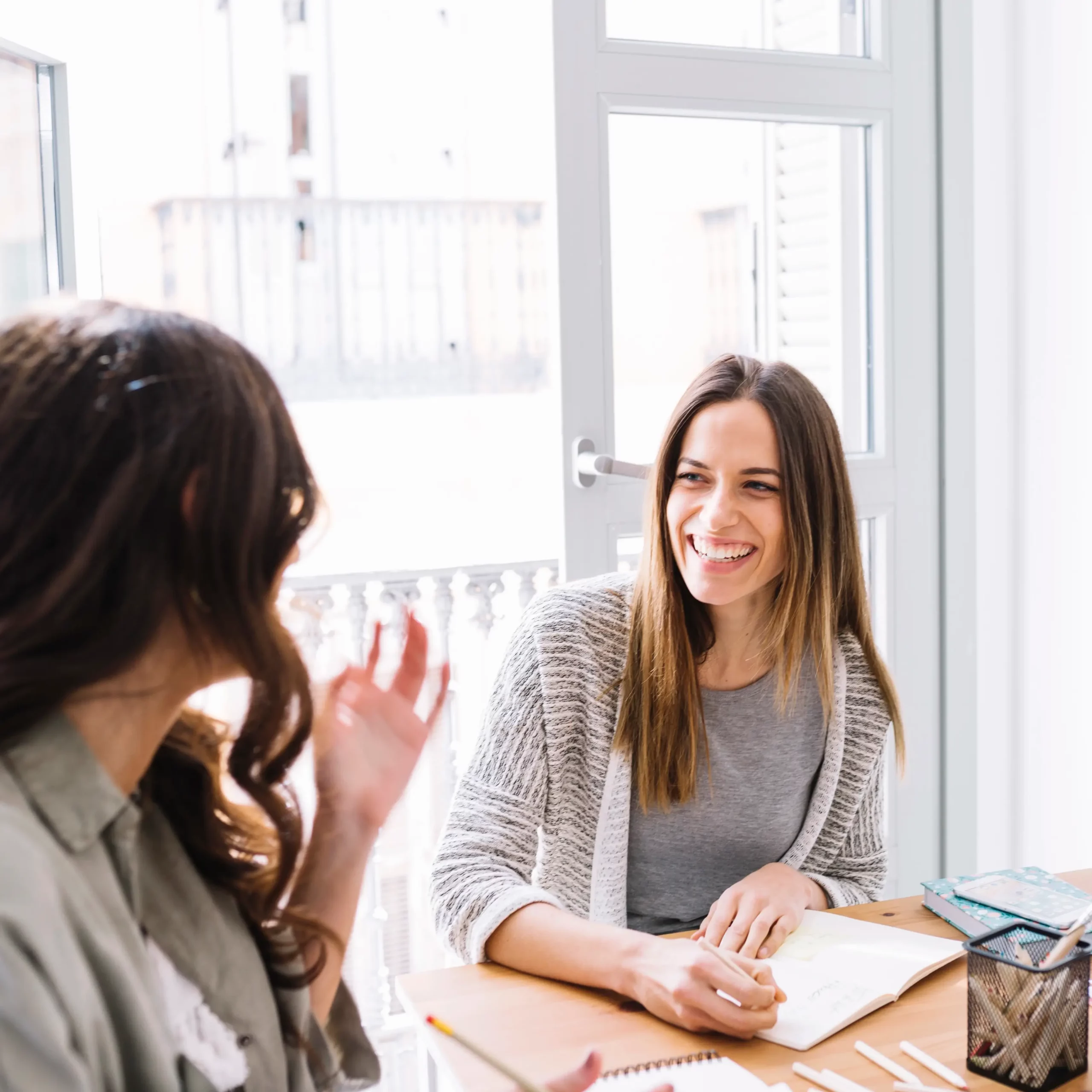 Une femme RH accompagnant un chef d'entreprise